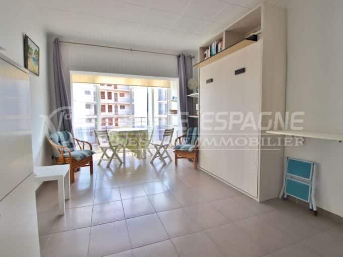 vente appartement rosas, studio rénové avce véranda et parking, plage à 100 m