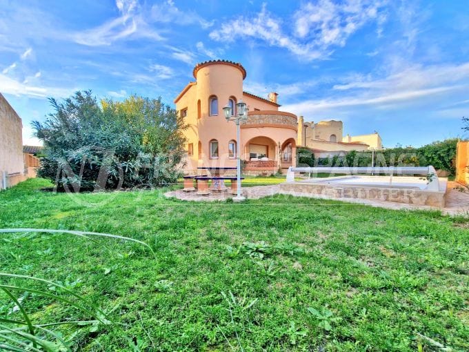 maison a vendre espagne, 3 pièces plage 250m 127 m², individuelle avec piscine et garage